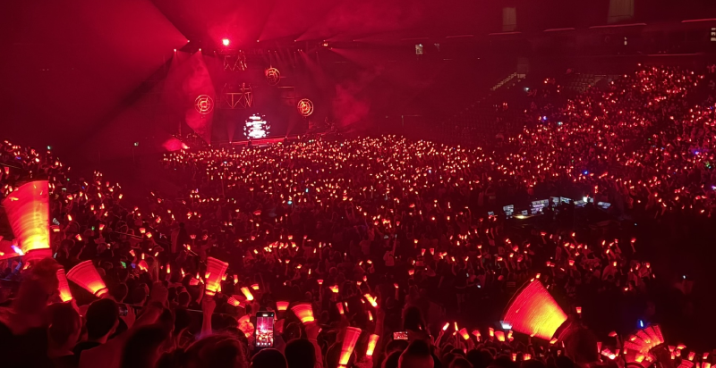 Color changing glowsticks as a new singer arrives